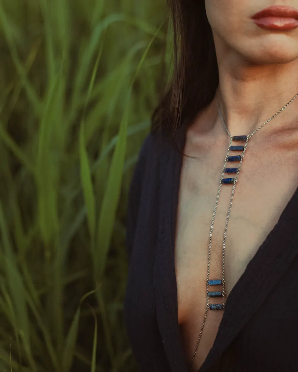 Łańcuch na ciało z lapis lazuli, w tle trawa