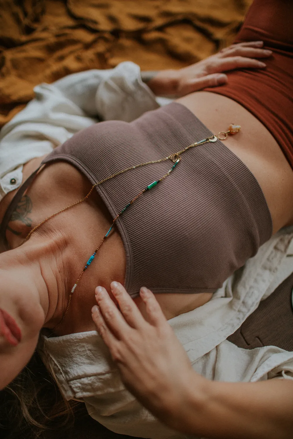 Modelka w naszyjniku Czakry
